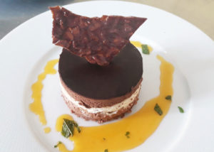 Le trois chocolat sur un coulis de passion et tuile cacao